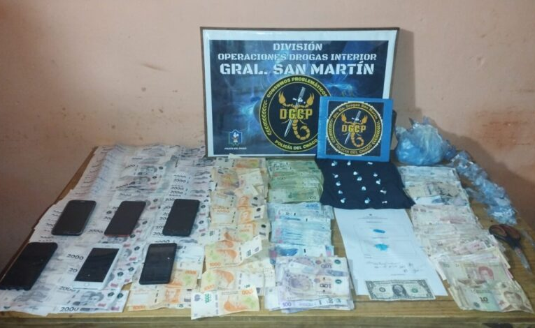 Venta de drogas ilegales: Dos personas presas y dinero en efectivo
